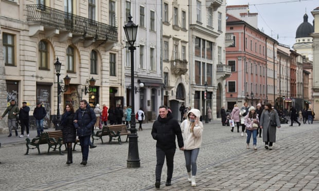 Người dân đi dọc con phố ở trung tâm Lviv, Ukraine. Ảnh: Reuters