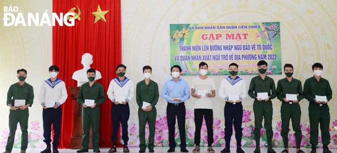 Leaders of the Lien Chieu District presented gifts to demobilized soldiers and young men preparing to enlist in 2022. Photo: TRONG HUNG