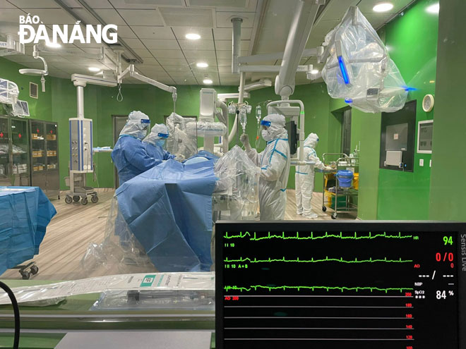 The doctors conduct coronary intervention procedure for the coronavirus –infected patient. Photo courtesy of the Da Nang General Hospital.