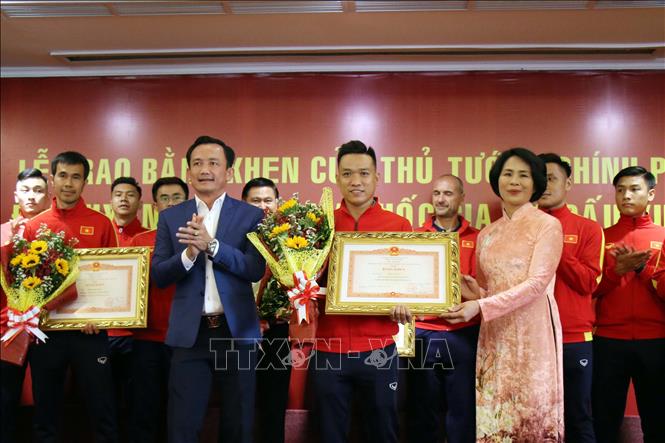 Đội trưởng đội tuyển Futsal Việt Nam Trần Văn Vũ nhận Bằng khen của Thủ tướng Chính phủ. 