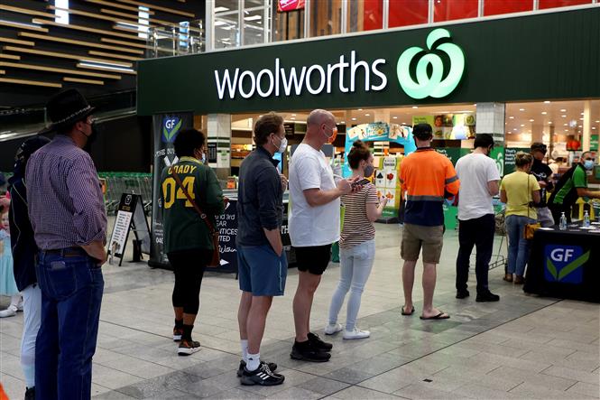 Người dân xếp hàng chờ bên ngoài một trung tâm thương mại ở Brisbane khi lệnh hạn chế để đối phó với dịch Covid-19 lây lan được thực thi ở Australia, ngày 31-7-2021. Ảnh: AFP/TTXVN