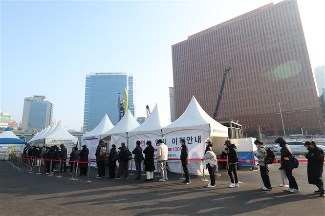Người dân xếp hàng chờ xét nghiệm Covid-19 tại Seoul, Hàn Quốc, ngày 12-2-2022. Ảnh: YONHAP/TTXVN