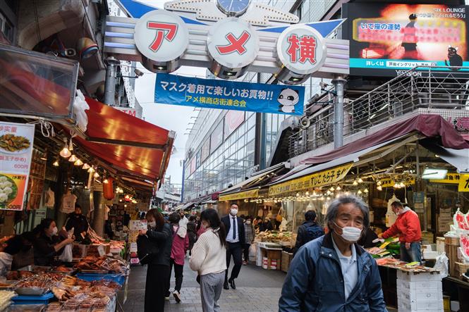 Người dân mua sắm tại chợ Ameyoko ở Tokyo, Nhật Bản. Ảnh: AFP/TTXVN