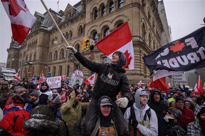 Người dân tuần hành phản đối biện pháp phòng chống Covid-19 ở Ottawa, Canada ngày 12-2-2022. Ảnh: AFP/TTXVN