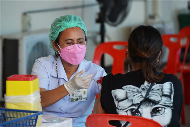 Nhân viên y tế tiêm vaccine phòng Covid-19 cho người dân tại Bangkok, Thái Lan ngày 11-2-2022. Ảnh: THX/TTXVN