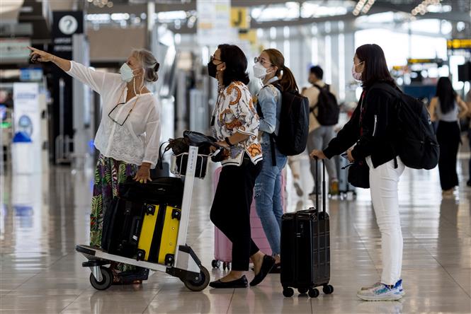 Hành khách tại sân bay Suvarnabhumi ở Bangkok, Thái Lan, ngày 1-2-2022. Ảnh: AFP/TTXVN