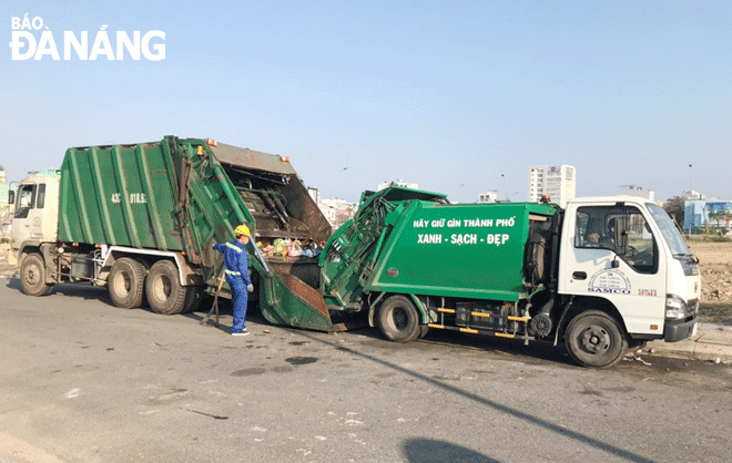 Việc đổi mới công nghệ, đầu tư phương tiện thu gom rác của Công ty CP Môi trường đô thị  Đà Nẵng giúp nâng cao chất lượng công tác vệ sinh môi trường. Trong ảnh: Công nhân thu gom rác trên địa bàn quận Hải Châu. Ảnh: DIỆP NHƯ