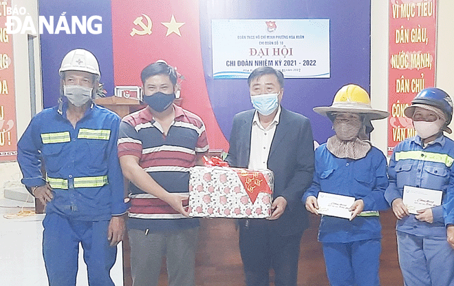 Ông Đinh Thanh (giữa), Phó Chủ tịch UBND quận Cẩm Lệ tặng quà, động viên công nhân môi trường làm việc trong đêm giao thừa Tết Nhâm Dần 2022. 	Ảnh: HOÀNG HIỆP