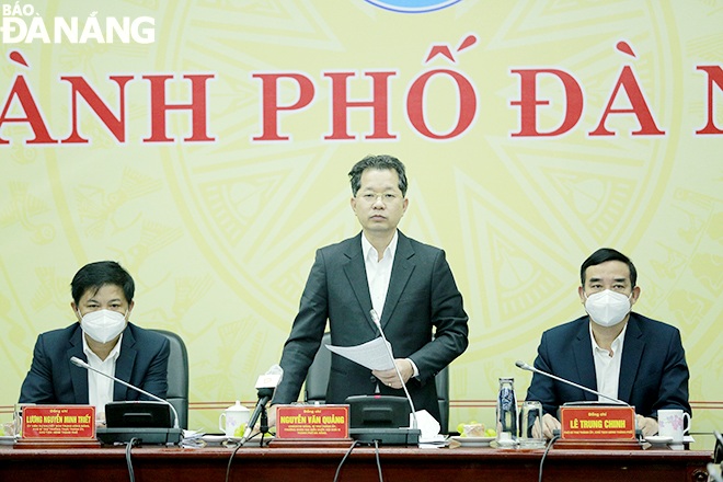 Da Nang Party Committee Secretary Nguyen Van Quang (centre) and Standing Deputy Secretary of the Da Nang Party Committee cum Chairman of municipal People's Council Luong Nguyen Minh Triet (left) and Chairman of the municipal  People's Committee Le Trung Chinh at the meeting with the leaders of the municipal Department of Tourism, February 16, 2022. Photo: TRIEU TUNG