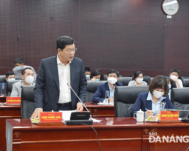  Vice Chairman of the Da Nang People's Committee Tran Phuoc Son (standing) addresses the meeting with the leaders of the municipal Department of Tourism, February 16, 2022. Photo: TRIEU TUNG