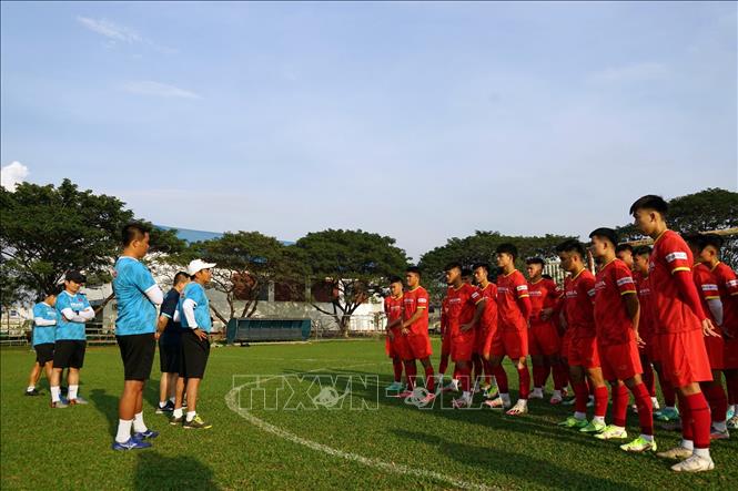 Huấn luyện viên Đinh Thế Nam trao đổi với các cầu thủ trẻ trước khi bắt đầu buổi tập tại khu tổ hợp thể thao thuộc Viện Giáo dục Thể chất và Thể thao (NIPES). Ảnh: Trần Long - PV TTXVN tại Campuchia