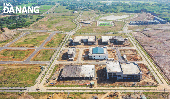 Da Nang focuses on developing IT infrastructure to attract domestic and foreign investors. In the photo is the cluster of factories, Data Centre and exhibition space for IT products at Da Nang Centralised IT Park. Photo: P.LAN