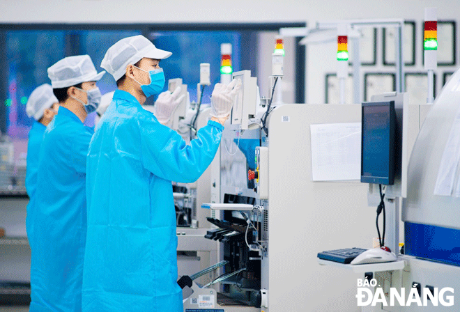  Currently, the exploitation of the infrastructure of IT parks in the city has seen many positive signs. Engineers are seen working at the SMT hi-tech electronics manufacturing and assembly factory (Trungnam EMS) located in the Da Nang Centralised IT Park- Phase 1). Photo: PHONG LAN