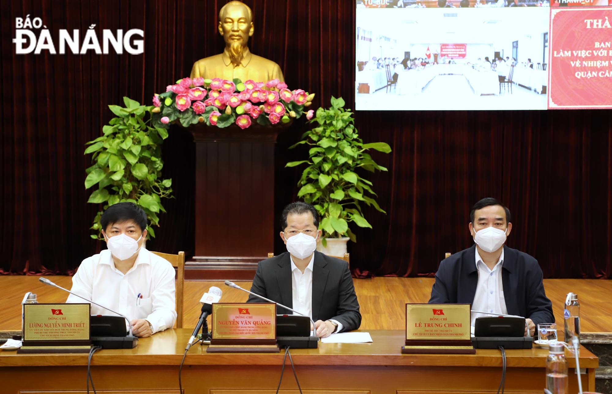 Da Nang Party Committee Secretary Nguyen Van Quang (centre) and Standing Deputy Secretary of the Da Nang Party Committee cum Chairman of municipal People's Council Luong Nguyen Minh Triet (left) and Chairman of the municipal People's Committee Le Trung Chinh at the meeting with the Cam Le District leaders, February 17, 2022. Photo: NGOC PHU