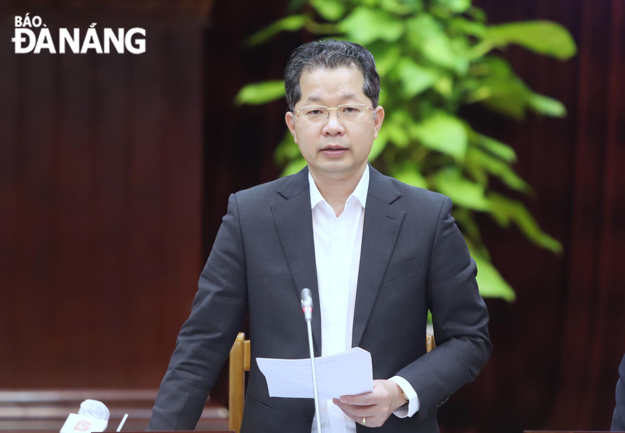  Da Nang Party Committee Secretary Nguyen Van Quang delivers his constructive instructions at the meeting with the Cam Le District leaders, February 17, 2022. Photo: NGOC PHU