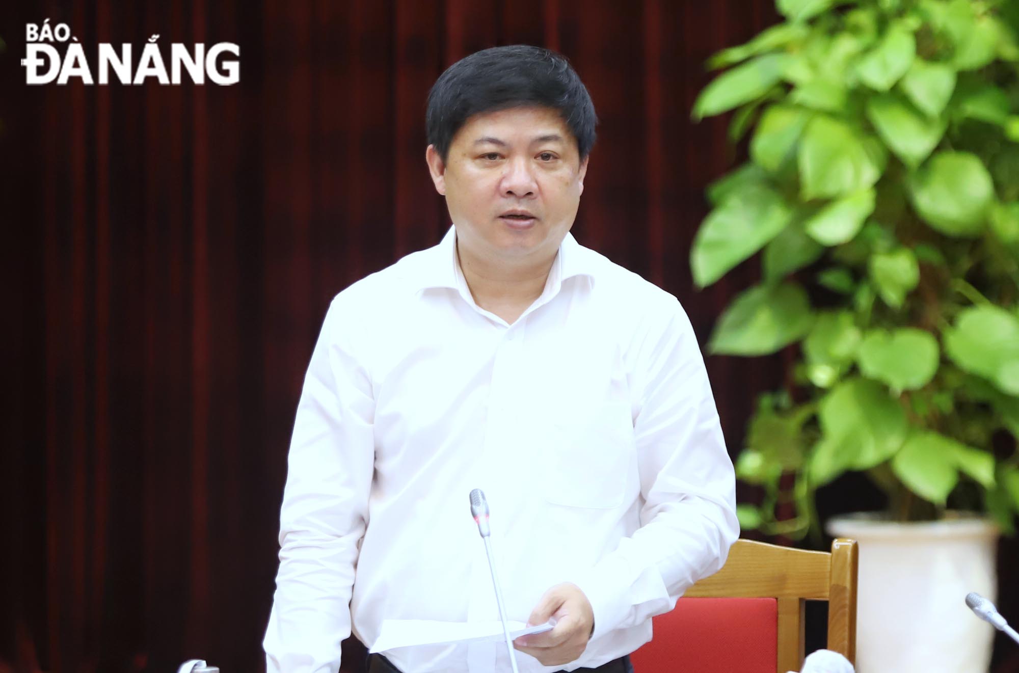 Standing Deputy Secretary of the Da Nang Party Committee cum Chairman of municipal People's Council Luong Nguyen Minh Triet addresses the meeting with the Cam Le District leaders, February 17, 2022. Photo: NGOC PHU