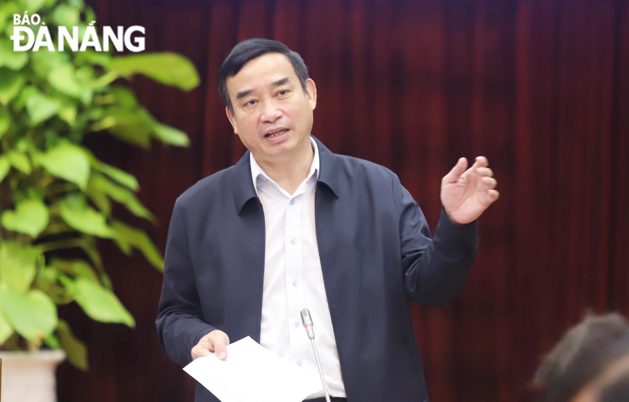  ‘Chairman of the Da Nang People's Committee Le Trung Chinh delivers a speech at the meeting with the Cam Le District leaders, February 17, 2022. Photo: NGOC PHU