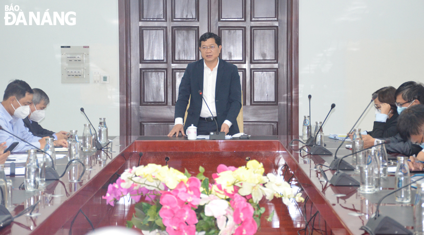 Phó Chủ tịch UBND thành phố Trần Phước Sơn phát biểu chỉ đạo tại buổi làm việc. Ảnh: NHẬT HẠ