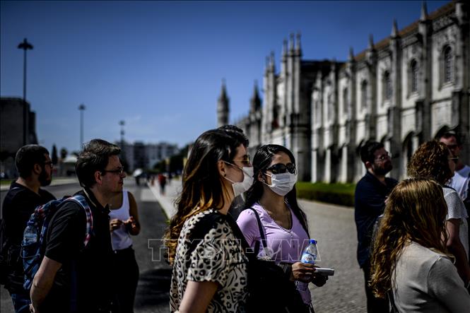 Người dân đeo khẩu trang tại Amsterdam, Hà Lan ngày 17-3-2020. Ảnh: AFP/TTXVN