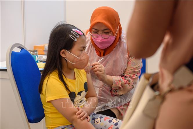 Nhân viên y tế tiêm vaccine phòng Covid-19 cho trẻ em tại Kuala Lumpur, Malaysia, ngày 13-2-2022. Ảnh: THX/TTXVN