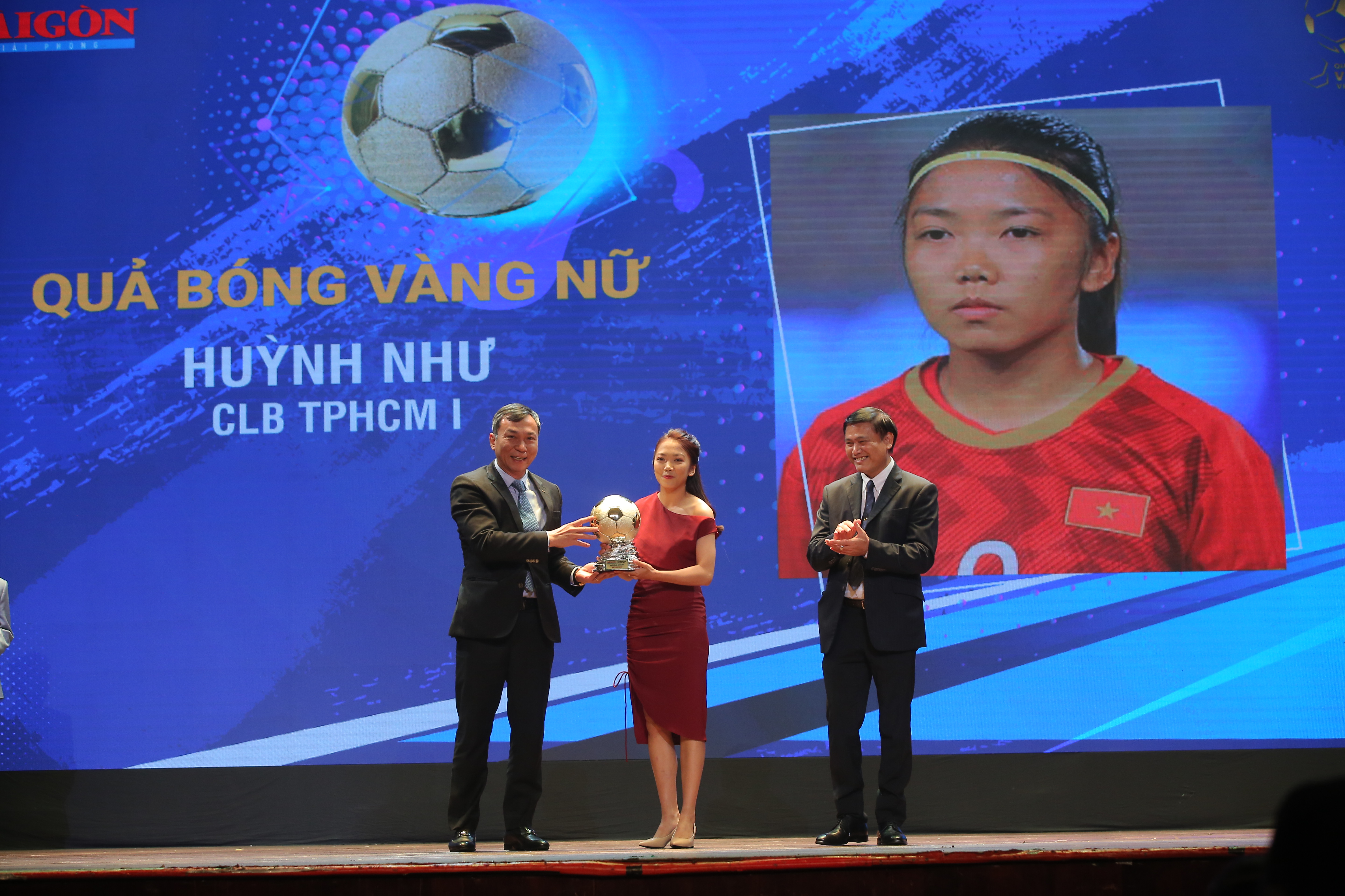 Huỳnh Như rạng rỡ khi lần thứ 4 nhận danh hiệu Quả bóng vàng Việt Nam. Ảnh: ĐƯỜNG MINH	