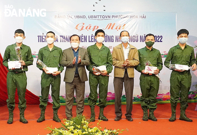 Leaders of the Hoa Hai ward-based People's Committee, Ngu Hanh Son District had a meeting to encourage and presented gifts to young men going to the army on the afternoon of February 15. Photo: L.H