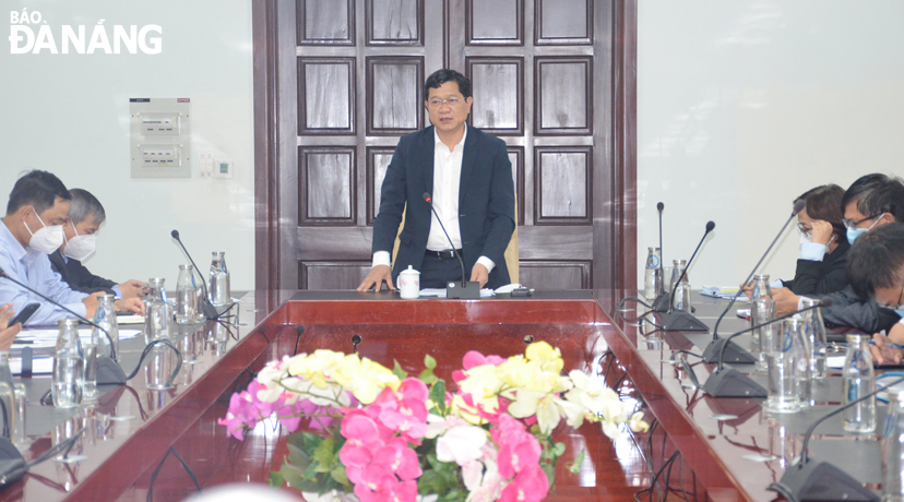 Da Nang is ready to open its doors to welcome international tourists back. Da Nang People's Committee Vice Chairman Tran Phuoc Son delivers a speech at the meeting, February 17, 2022. Photo: NHAT HA.   