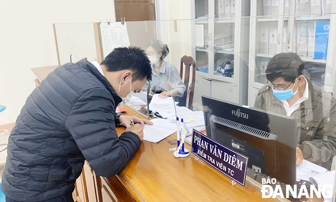 The Da Nang tax sector’s is instructing businesses to make invoices according to the new regulations on value-added tax reduction. Activities are seen at the one-stop-shop office of the Tax chapter in Cam Le - Hoa Vang area. Photo: M.QUE