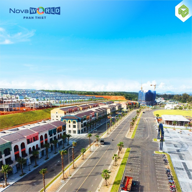 Thực tế khu Shophouse Novaworld Phan Thiết mặt đường ven biển Lạc Long Quân đã đi vào hoạt động với chuỗi F&B của Novaland.