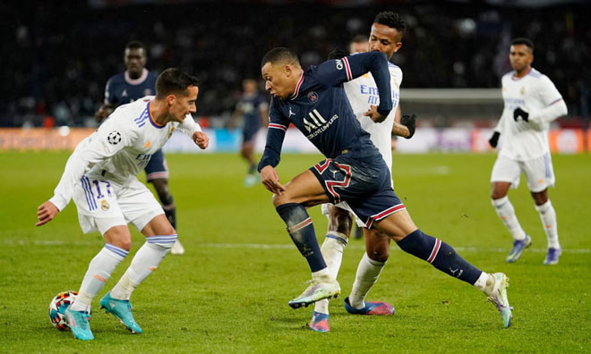 Kylian Mbappe (áo sẫm) ghi bàn giúp Paris Saint-Germain hạ Real 1-0 ở lượt đi vòng 1/8 Champions League tối 15-2. Ảnh: The Guardian