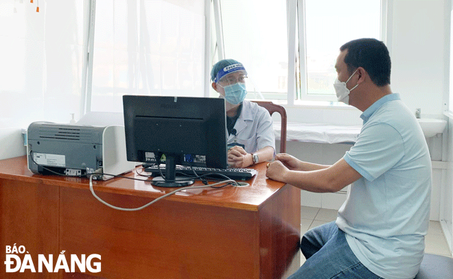 A patient come to the Post-COVID-19 Treatment and Counseling Clinic of the Da Nang General Hospital to ask for advice on symptoms reported after being cured of COVID-19. Photo: PHAN CHUNG