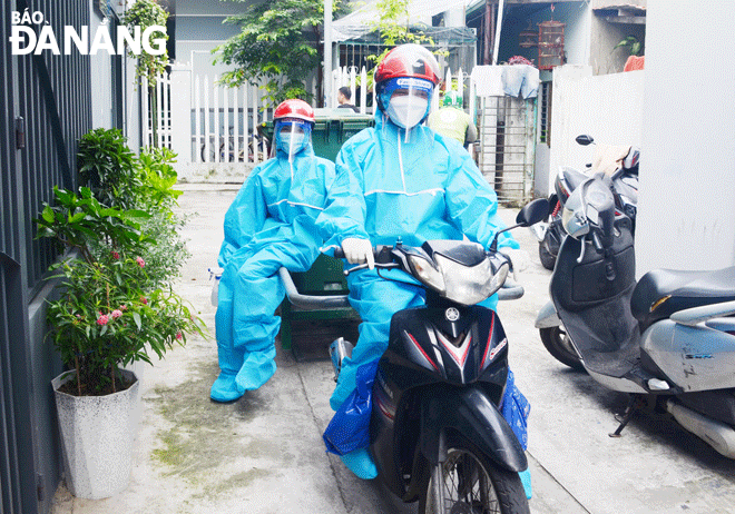 Ms Dang Thi Tuoi (left) and Ms Dang Thi Diep, working for Son Tra Environmental Enterprise, collect garbage from F0’s households. Photo: HA KHUE