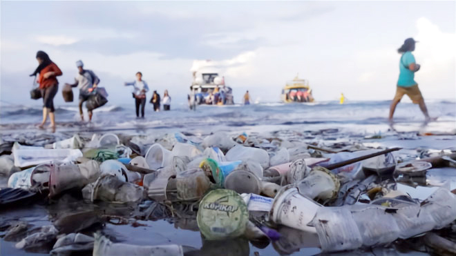 Rác thải nhựa trên biển vẫn đang là chuyện đau đầu với nhiều quốc gia. Ảnh: FT