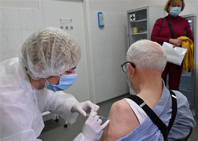 Nhân viên y tế tiêm vaccine phòng COVID-19 cho người dân tại Kiev, Ukraine ngày 7/4/2021. Ảnh: AFP/TTXVN