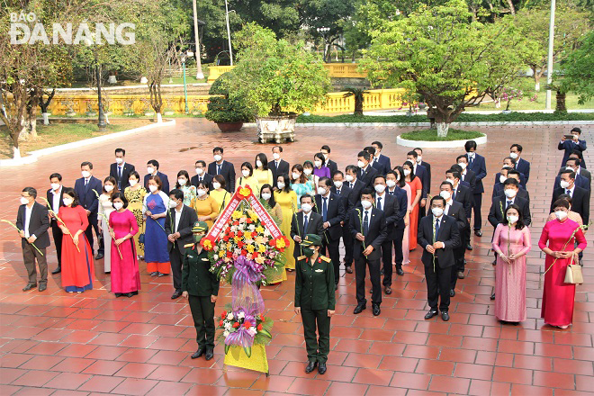 Đoàn cán bộ chủ chốt và đảng viên tiêu biểu thuộc Tổng Công ty CP Dệt may Hòa Thọ tham gia lễ báo công dâng Bác. Ảnh: LAM PHƯƠNG