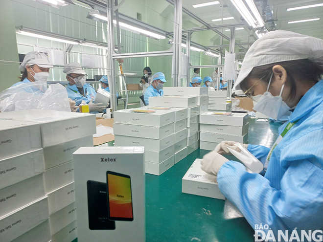 Sản phẩm máy tính bảng được chế tạo và sản xuất tại thành phố Đà Nẵng do Công ty CP Trung Nam Electronics Manuafacturing Services (Trung Nam EMS thuộc Trung Nam Group) . Ảnh: TRIỆU TÙNG