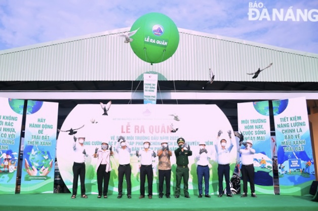 The leaders of the Da Nang departments of Natural Resources and the Environment, and Agriculture and Rural Development, the Son Tra District administration and relevant agencies release pigeons into the sky at the opening ceremony. Photo: HOANG HIEP