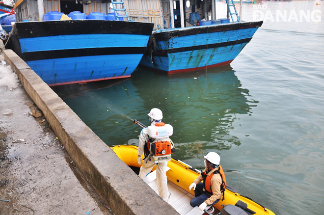 Vessels docked at the Tho Quang fishing wharf are disinfected. Photo: HOANG HIEP