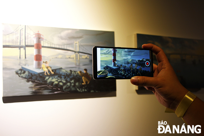 Via the use of Augmented reality (AR) technology, visitors can see another picture right on the original one.