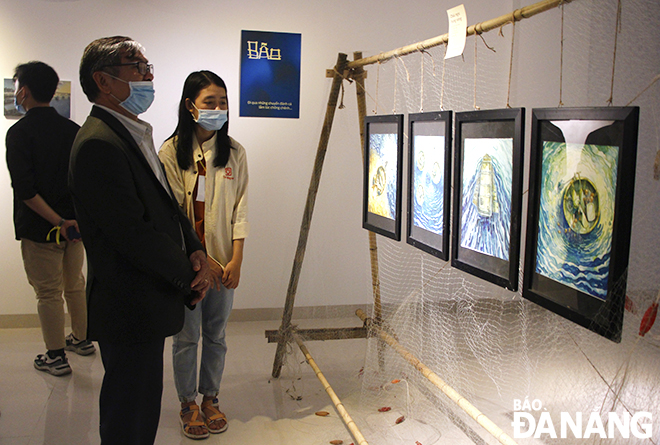    At each exhibition area, volunteers enthusiastically guide visitors to admire the art works.