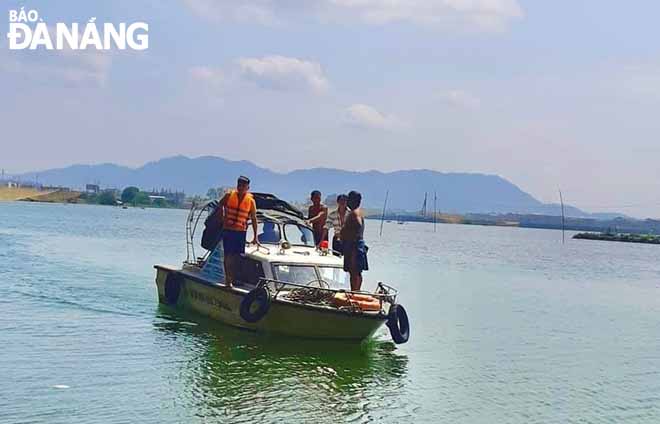 The canoe of the Da Nang Border Guard bring the fishermen safely back to the shore. Photo: DOAN QUANG