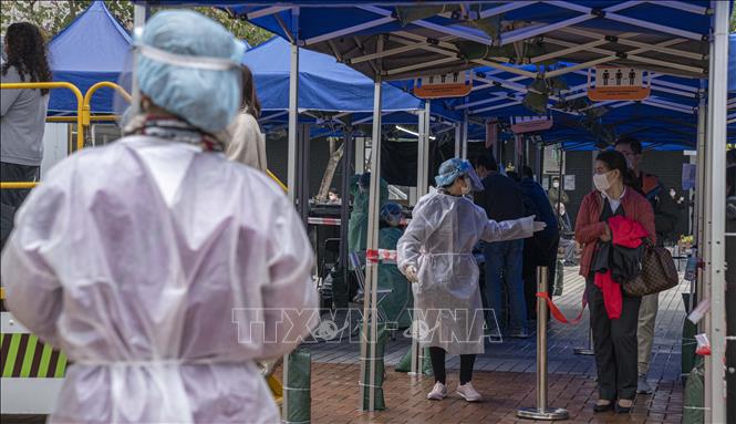 Người dân xếp hàng chờ xét nghiệm COVID-19 tại Hong Kong, Trung Quốc, ngày 17/2/2022. Ảnh: THX/TTXVN