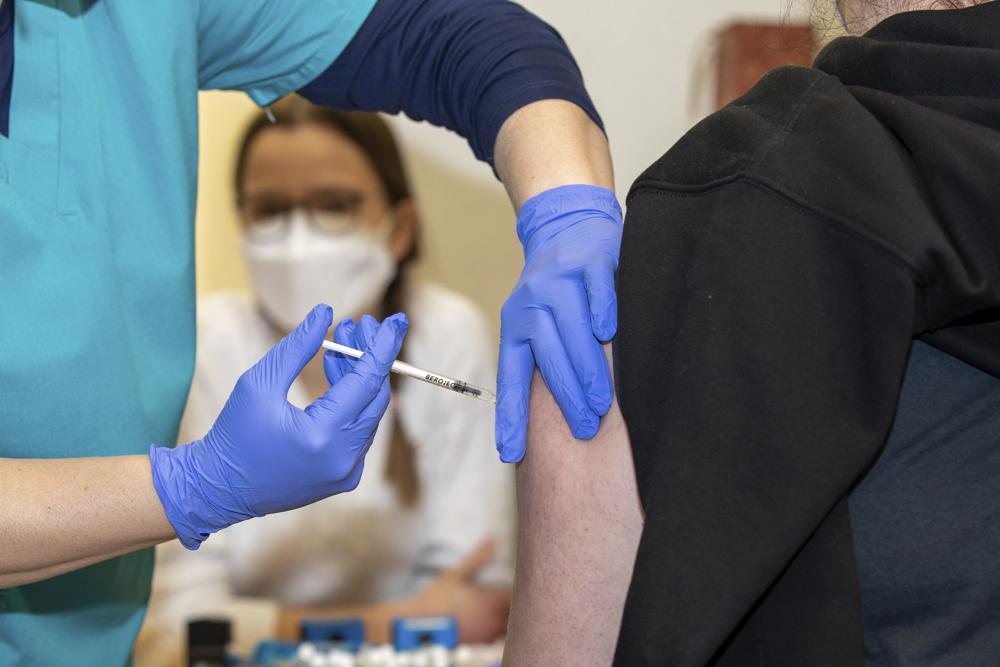 Một phụ nữ tiêm vaccine COVID-19 tại Dresden (Đức) vào tháng 12/2021. Ảnh: AP