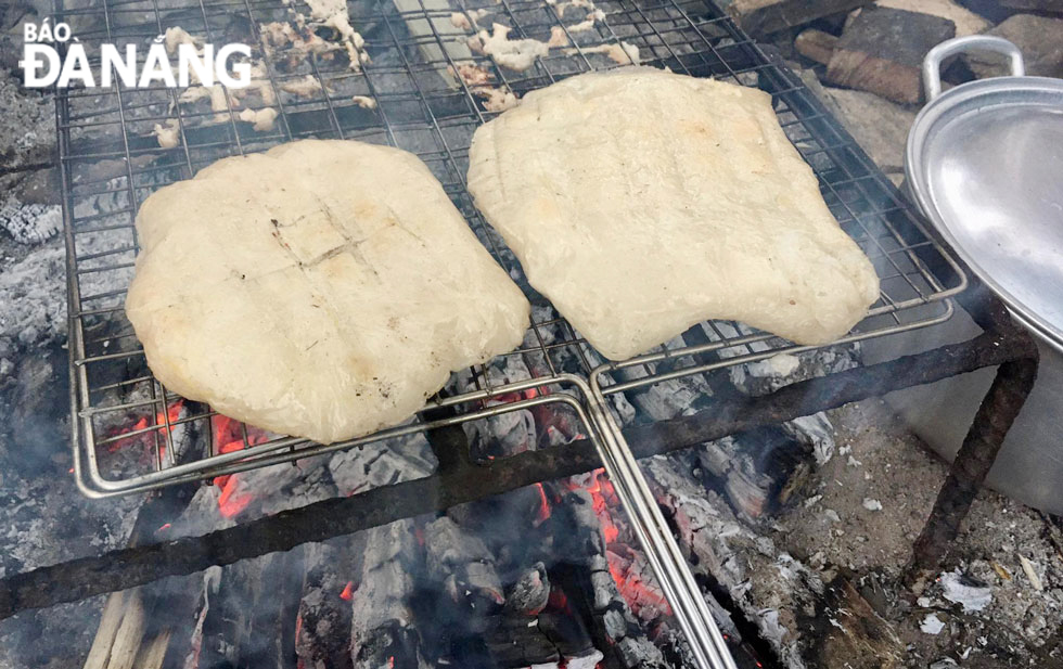  Mong people make traditional sticky rice cakes on the Tet holiday.