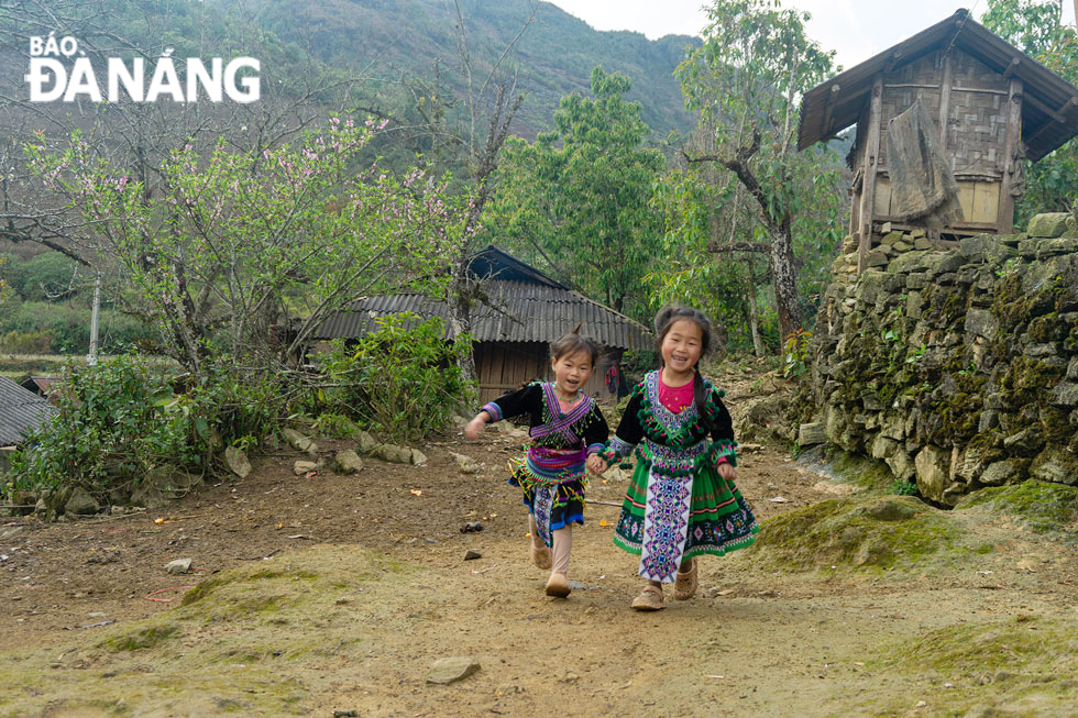  Two Mong sisters take each other on a spring trip.