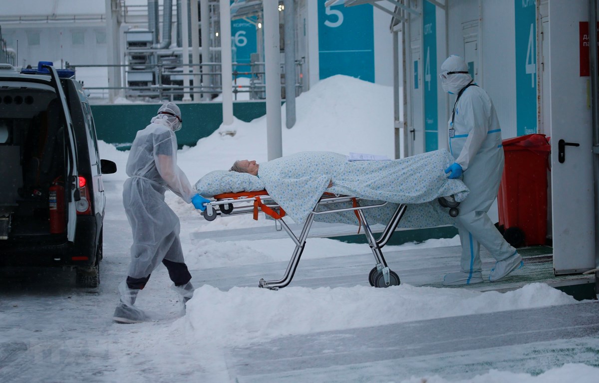 Nhân viên y tế chuyển bệnh nhân COVID-19 tới bệnh viện ở Kommunarka, Nga. (Ảnh: THX/TTXVN)