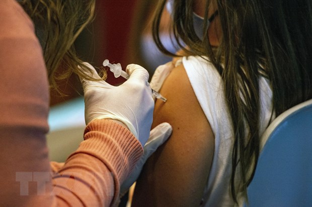 Tiêm vaccine phòng COVID-19 cho trẻ em. (Ảnh: AFP/TTXVN)