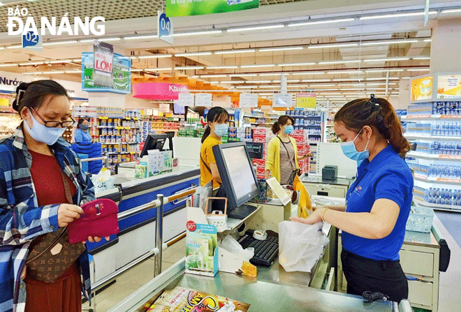 Many supermarkets in Da Nang have applied the VAT reduction from 10% to 8% right after the traditional Lunar New Year 2022. Photo: KHANH HOA.