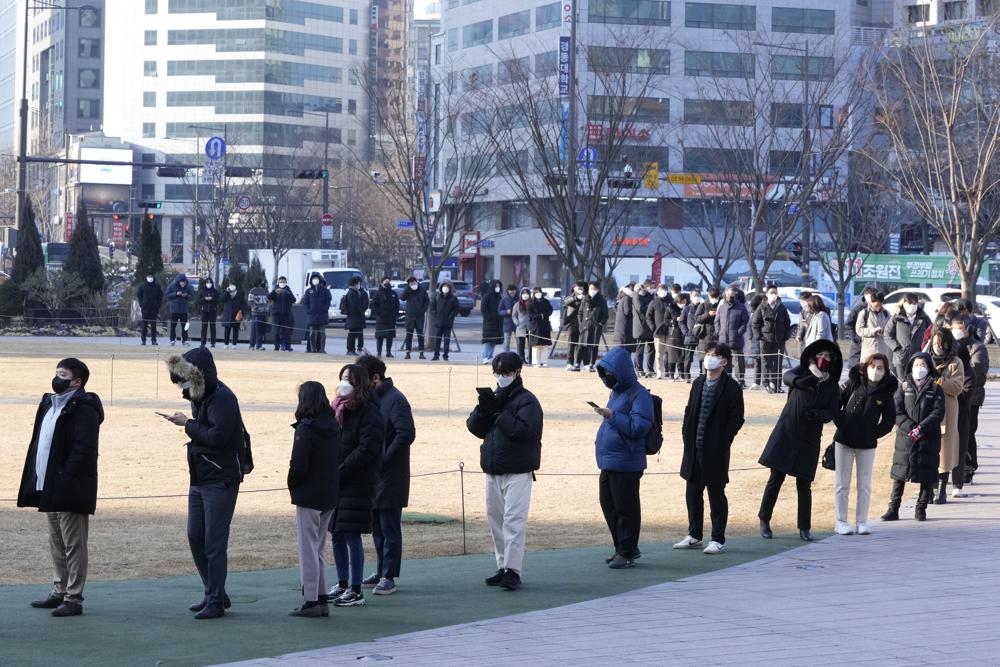 Người dân Hàn Quốc chờ xét nghiệm Covid-19 ở thủ đô Seoul ngày 16-2. Ảnh: AP	