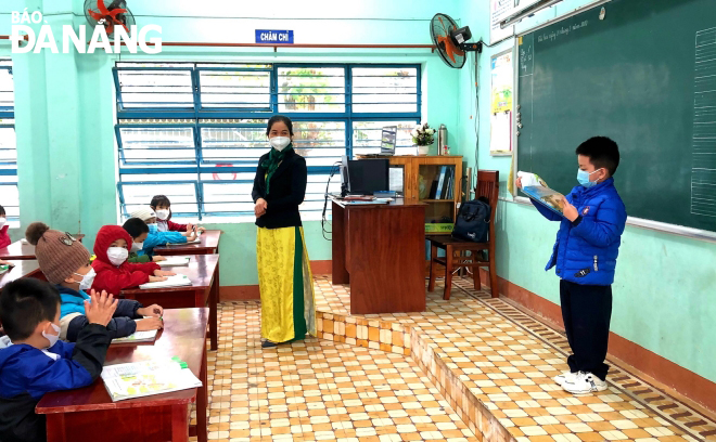 Pupils of the Luong The Vinh Primary School are on the first day of school. Photo: NGOC HA